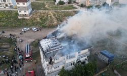 Bursa'da 3 katlı binanın çatısında çıkan yangın söndürüldü