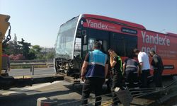 İstanbul'da kontrolden çıkan metrobüs bariyerlere çarptı