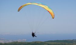 Mavi ve yeşilin buluştuğu Uçmakdere, bayramda yamaç paraşütü tutkunlarını ağırladı