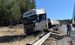 Bariyere çarpan tır sürücüsü yaralandı