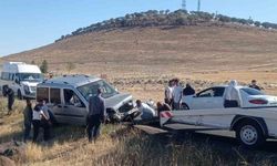Hafif ticari araç savruldu, sürücüsü yaralandı