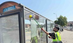 Karabük’te duraklardaki afişler temizlendi