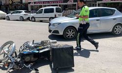 Karaman’da otomobille çarpışan motokurye yaralandı