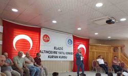 Kur’an kursunda karne ve ödül sevinci