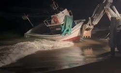 Sakarya’da 8 metrelik balıkçı teknesi karaya oturdu