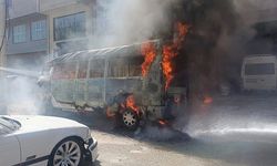 Seyir halindeki minibüs alev alev yandı