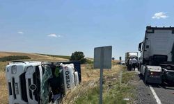 Tekirdağ’da tarlaya devrilen tırda sürücü yaralandı