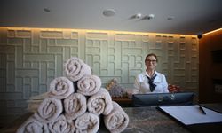 Hayallerinden vazgeçmeyen kadın, 67 yaşında 5 yıldızlı otelde üniversiteli stajyer oldu