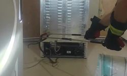 Buzdolabı motoruna giren yılanı itfaiye çıkardı