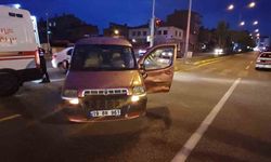 Çorum’da hafif ticari araçla çarpışan motosikletin sürücüsü yaralandı