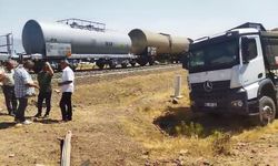 Elazığ’da tren kamyona çarptı: 1 yaralı
