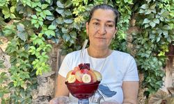 Eşinin iş kazası geçirmesiyle hayatı değişen kadın, 450 yıllık külliyede serinleten lezzet bici biciyle hayata tutundu