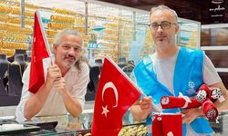 Esnafa ve vatandaşlara binlerce bayrak dağıtıldı