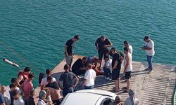Feribottan atlayan şahsı vatandaşlar kurtardı