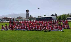 Futbol yaz spor okulu 400’ü aşkın öğrenciyle devam ediyor