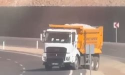 Hafriyat kamyonu karşı şeride geçerek trafiği tehlikeye attı