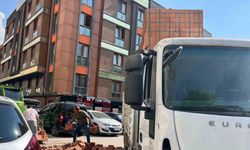 Kamyondan düşen tuğlalar yolu kapattı