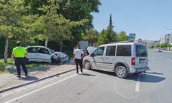 Karşı yola geçen otomobil 2 araca ve trafoya çarptı: 1 yaralı