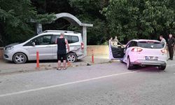 Kastamonu’da otomobil park halindeki araca çarptı: 2 yaralı