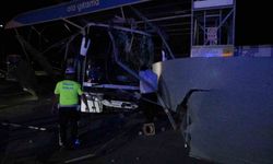 Malatya’da kontrolden çıkan yolcu otobüsü oto yıkamaya daldı: 8 yaralı