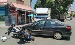 Motosikletli polise aracına otomobil çarptı