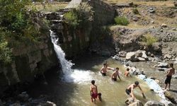 Muşlu çocuklar Çar Çayı’nda serinliyor
