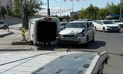 Otomobil ile hafif ticari araç çarpıştı, sürücüler hafif yaralandı