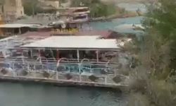 Şanlıurfa’da fırtınada halatları kopan duba restoran Fırat Nehri’nde sürüklendi