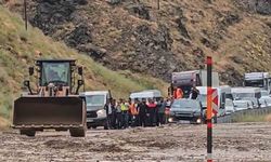 Yüksekova-Van yolunda heyelan: Araçlar mahsur kaldı