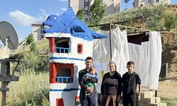 Yüksekova’da görenleri şaşırtan gemi ve yunus figürlü ev maketi