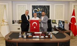 Serdivan'da "Terörsüz Türkiye" Hedefiyle Esnafa Bayrak hediye edildi