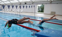 Yüzmede engel tanımayan sporcular başarıya doymuyor
