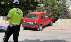 Dur ihtarına uymadı önce polise ardından duvara çarptı