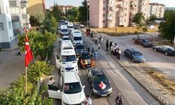 Eskişehir’de servis araçlarından renkli düğün konvoyu