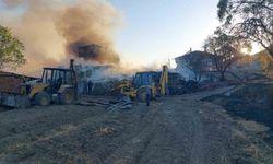 Kaynak makinesinden çıkan yangında ev, araç ve ahır yandı, 3 buzağı telef oldu