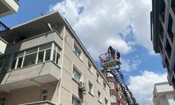 Küçükçekmece’de yıkımı yapılan binanın bir kısmı bir anda çöktü