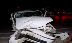 Tıra arkadan otomobil hurdaya döndü: 2 yaralı