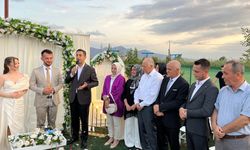 Başkan Akın genç çiftin söz yüzüklerini taktı