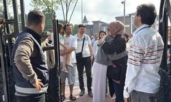 Öğrenciler sıralarda, veliler ise okulun çevresinde ter dökmeye başladı
