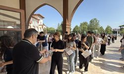 YKS'nin ilk oturumu başladı: Öğrenciler sınavda, veliler dışarda ter döküyor