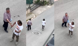 Paniğe sebep olan yılanı eliyle yakaladı