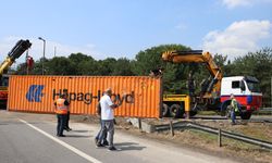 Anadolu Otoyolu'nun Sakarya kesimi bağlantı yolunda devrilen tır ulaşımı aksattı
