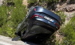 Balıkesir'de tıra çarparak şarampole devrilen otomobildeki 4 kişi yaralandı