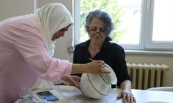 Çini sanatını gelenekten aldığı ilhamla geleceğe taşıyor