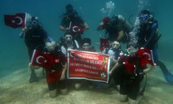 Fethiye'de öğrenciler su altında Milli Takım'a destek pankartı açtı