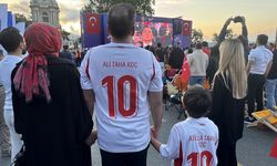 İstanbul'da vatandaşlar A Milli Futbol Takımı'na destek için meydanlara akın etti