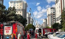 Küçükçekmece'de sitedeki binanın çatısında çıkan yangın nedeniyle 10 kişi hastaneye kaldırıldı