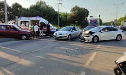D-650'de iki otomobil kafa kafaya çarpıştı: 1 yaralı