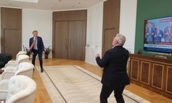 Hollanda Ankara Büyükelçisi Joep Wijnands, Belediye Başkanı Aşgın ile makam odasında futbol oynadı