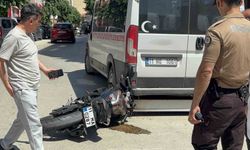 Otomobille çarpışan motosikletli az kalsın minibüsün altında kalıyordu